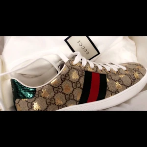 Gucci skor  - Säljer mina äkta Gucci skor storlek 38 då dom är för stora. Materialet är ormskinn. Skickar med låda och värdebevis hör av er för mer bilder. Original pris 6000. Endast använda 1 gång 