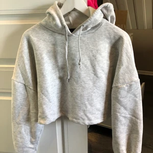 Hoodie Gina tricot - Grå hoodie från Gina Tricot storlek S! Använd 1 gång. 