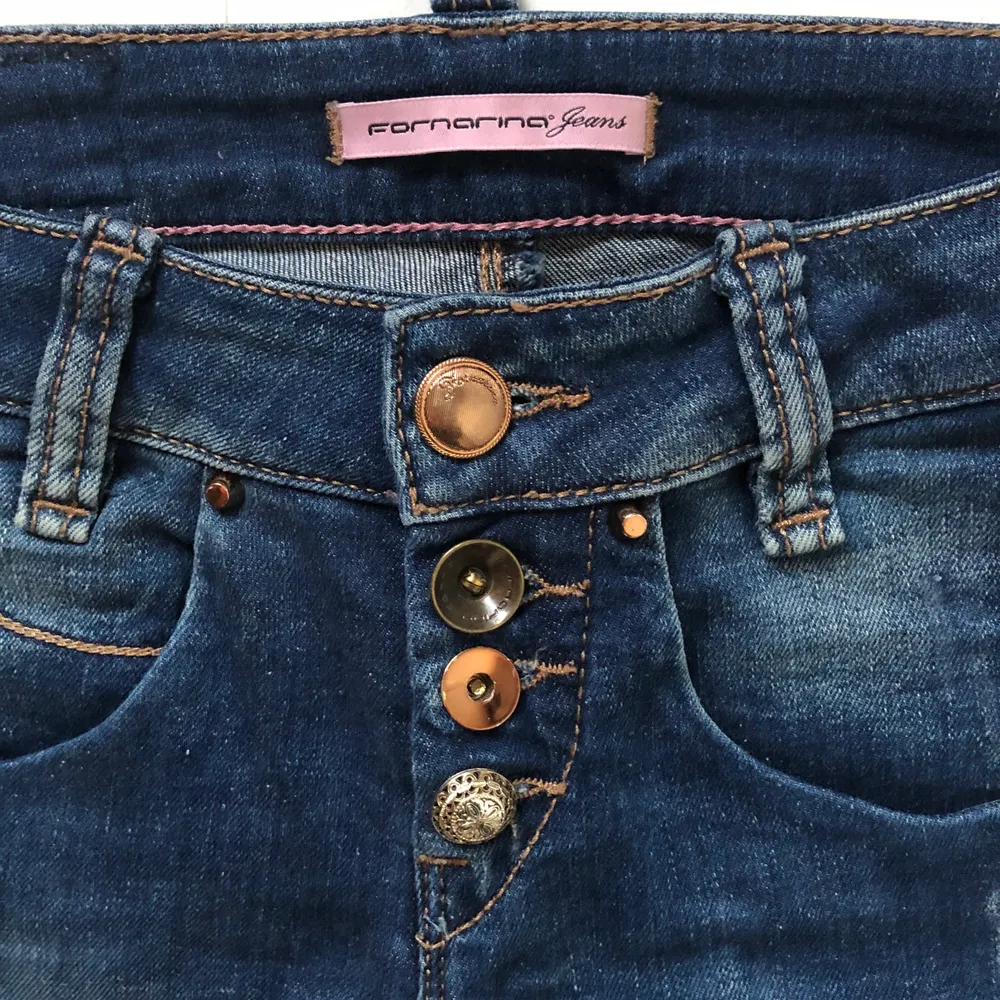 Supercoola jeans från Fornarina. Jättefina detaljer på knappar. Rak smal modell. . Jeans & Byxor.