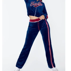 Mjukis sett - Jag säljer ett populärt super fint oandvönt mjukis sätt med prislappar kvar då de va fel storlek, pris kan diskuteras! Både tröja och byxorna ingår!  