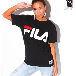 FILA t-shirt - i så gott som nyskick!! köpte den i somras men har inte kommit till användning 😢 den är lite oversized