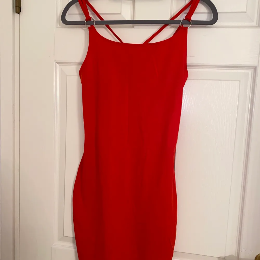Röd klänning med korsning på ryggen, figursydd, endast använd 1 gång.. Klänningar.