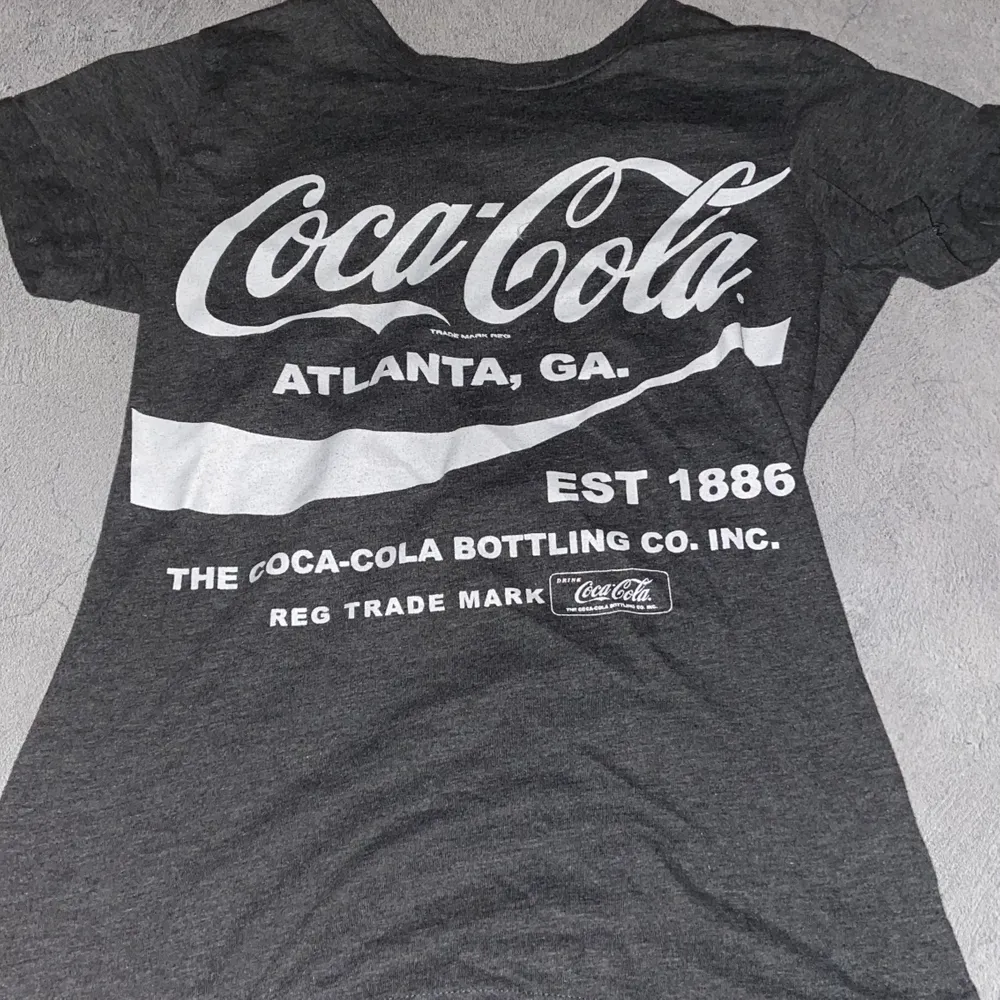 Coca cola t-shirt!                                                 Använd fåtal gånger, i bra skick.                     Storlek 36                                                           Köparen står för frakten (kan ej mötas upp pga Corona)                                                       Hör av dig om du undrar över något💕. T-shirts.