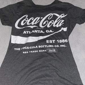 Coca cola t-shirt!                                                 Använd fåtal gånger, i bra skick.                     Storlek 36                                                           Köparen står för frakten (kan ej mötas upp pga Corona)                                                       Hör av dig om du undrar över något💕