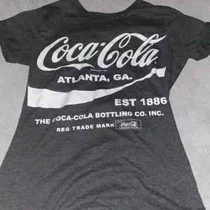 Coca cola t-shirt!                                                 Använd fåtal gånger, i bra skick.                     Storlek 36                                                           Köparen står för frakten (kan ej mötas upp pga Corona)                                                       Hör av dig om du undrar över något💕