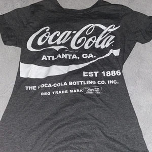 Coca cola t-shirt  - Coca cola t-shirt!                                                 Använd fåtal gånger, i bra skick.                     Storlek 36                                                           Köparen står för frakten (kan ej mötas upp pga Corona)                                                       Hör av dig om du undrar över något💕
