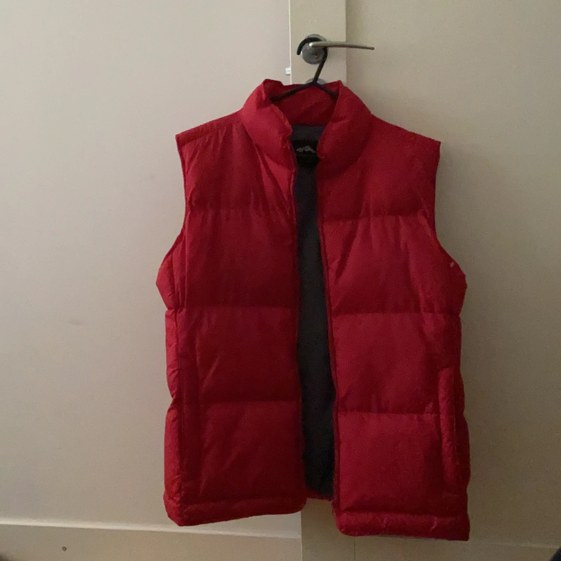 Röd dunväst - 90