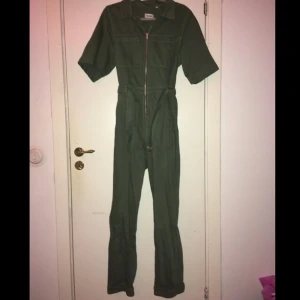 BYXDRESS - Byxdress i jeansmaterial från weekday, sparsamt använd. 200kr inkl frakt som är spårbar💗