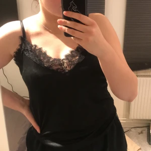 Jätte snyggt linne - Jätte fint linne som har spets övre delen av ryggen och även längst upp där fram. Jag brukar ha M men denna passar jätte bra på mig och skulle nog passa bra på L också. Nästan aldrig andvänd. 