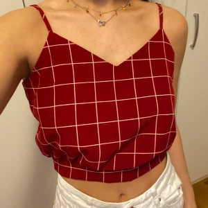 Söt röd sommartopp - Jättegullig röd sommartopp i ”picknick” mönster. Öppning i ryggen o band som man knyter själv