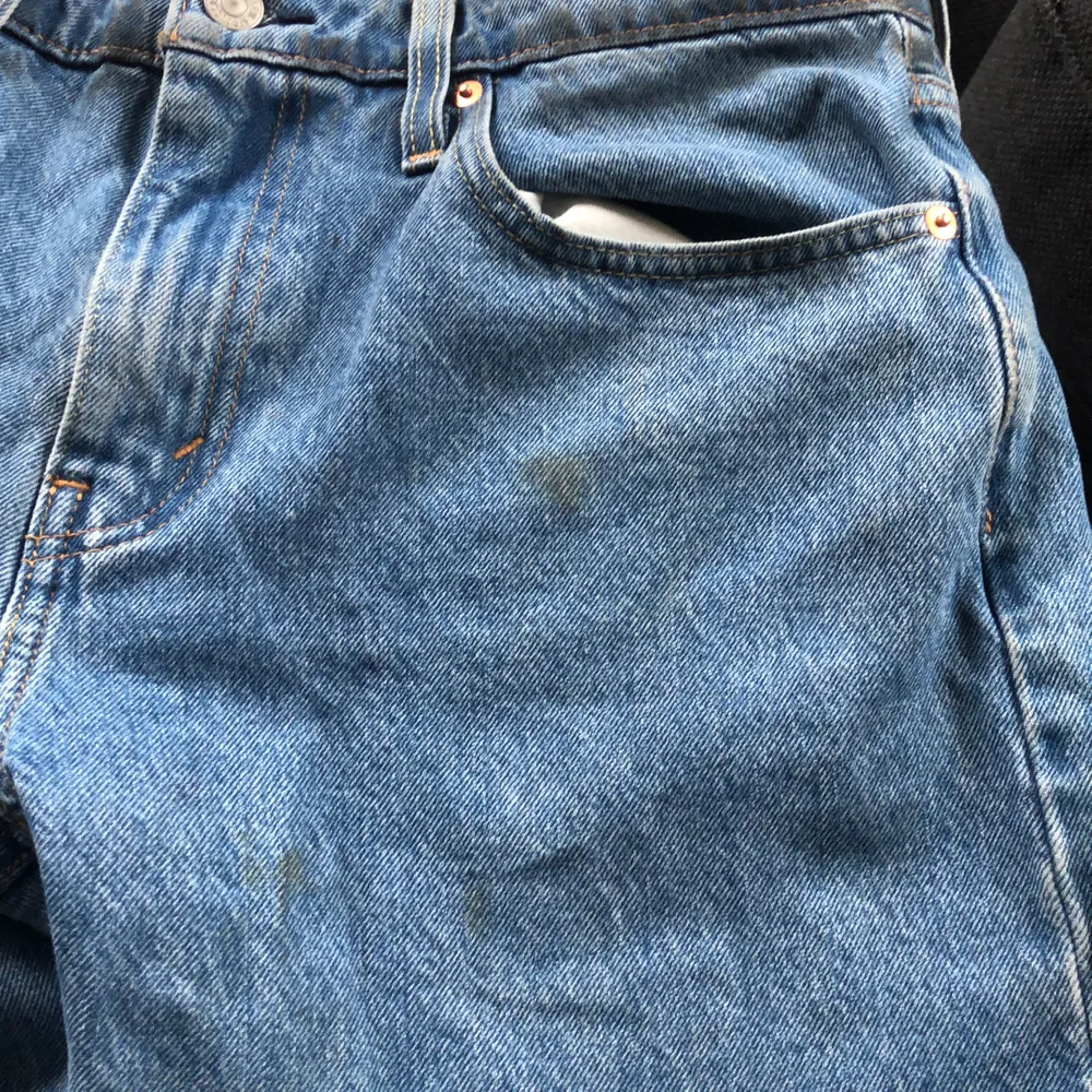 Ett par fina levis jeans. Sparsamt använda, dock har jag råkat få en fläck på som jag inte fått bort men antagligen går den bort om man har rätt grejer. Passformen är straight/lose. Jeans & Byxor.