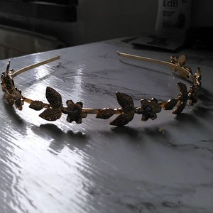 Diadem - Riktigt fint diadem i guldfärg med blommor med stenar i och blad. 