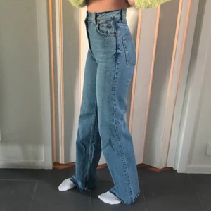 Zara jeans - Skit snygga byxor från zara i snyggaste blå färgen! som bara är testade, säljer pga att jag kom på att jag hade nästan likadana efter jag köpt:/ jag på bilden är 1,70 och dom går hela vägen ner till marken. Vid många intresserade kan det bli budgivning