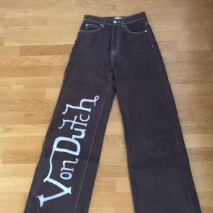 Von dutch jeans - Säljer mina jätte fina von dutch jeans som ja färgat å målat själv. Dom är i storlek 34 men passar mej som har 36. Dom är i wide leg modell å passar om man är mellan 160-170❤️