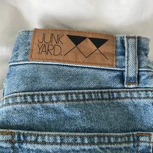 Ett par utsvängda junk yard jeans, använda runt 3 gånger! Säljer pga att dom inte passar längre:)💜