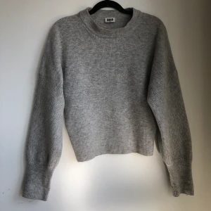 Stickad grå tröja weekday - Fint skick! Strlk s. Skickas mot frakt eller hämtas upp på kungsholmen