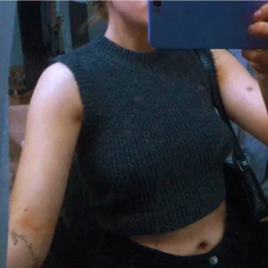 Väst - En superfin grå väst i stl S som jag tyvärr inte använder längre. I perfekt skick🤩