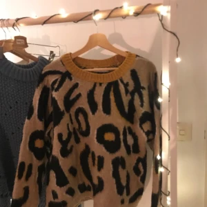 Leopard stickad tröja - Mysig stickad tröja med leopard mönster. 