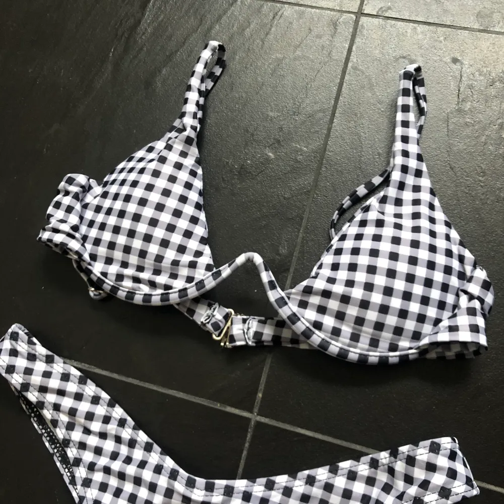 Oanvänd rutig bikini från shein (överdelen är för liten och jag kunde inte returnera), plastskydd i underdelen finns kvar och plagget kommer i original påse!. Övrigt.