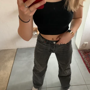 Gråa jeans - Ett par mörkgråa monki jeans! Säljer då de blivit lite för små och ej kommit till användning. Köptes för 400kr säljer för 300kr (nyskick)💗💗  