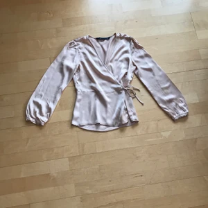 Zara blus  - Blus ifrån zara🤩 bra sick och nästan aldrig anväd pågrund av att det inte är min stil☺️ någon typ av satin material❤️ hitta inga bilder på blusen och den passar tyvärr inte mig så kan inte ta bilder när jag har på den😅