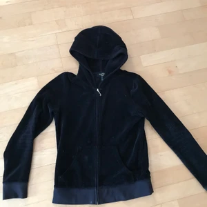 Juicy couture tröja  - Säljer min Juicy couture tröja då jag inte använder den mer❤️ bra sick och jätte fin🥰 inga stenar har ramlat av från ryggen och den är knappt använd🤩