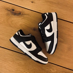 Säljer Nike dunk low stl35 - Säljer 3 par Nike dunk low i storlek eu35. 1500kr / par + frakt. Helt nya med box. Självklart äkta.. 