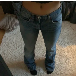 Zara jeans mid rise  - (Lånad bild på första) Säljer dessa helt nya och oanvända jeans från zara!! De är vekrligen såå fina men var lite för långa för mig! 💕💕😻Helt slutsålda på hemsidan! HÖGSTA BUD 310kr! Köp direkt för 500kr