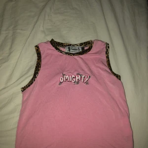 Omighty  - Superfint linne/croptop från Omighty. Kommer tyvärr inte till användning längre :( passar de flesta då den är väldigt stretchig 