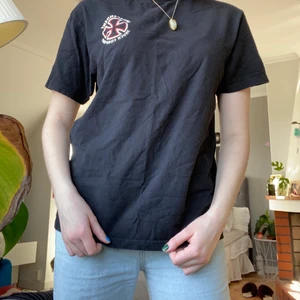 T-shirt Independent - Ascool tröja i herrmodell från skejtmärket Independent. Tryck både fram och bak. Frakt tillkommer. 