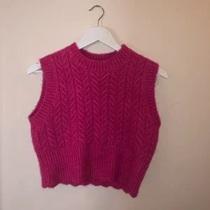 Zara stickad väst - Stickad väst från Zara i rosa. Har inte kommit till så mycket användning och därför säljer jag den. Är flera intresserade så blir det budgivning 