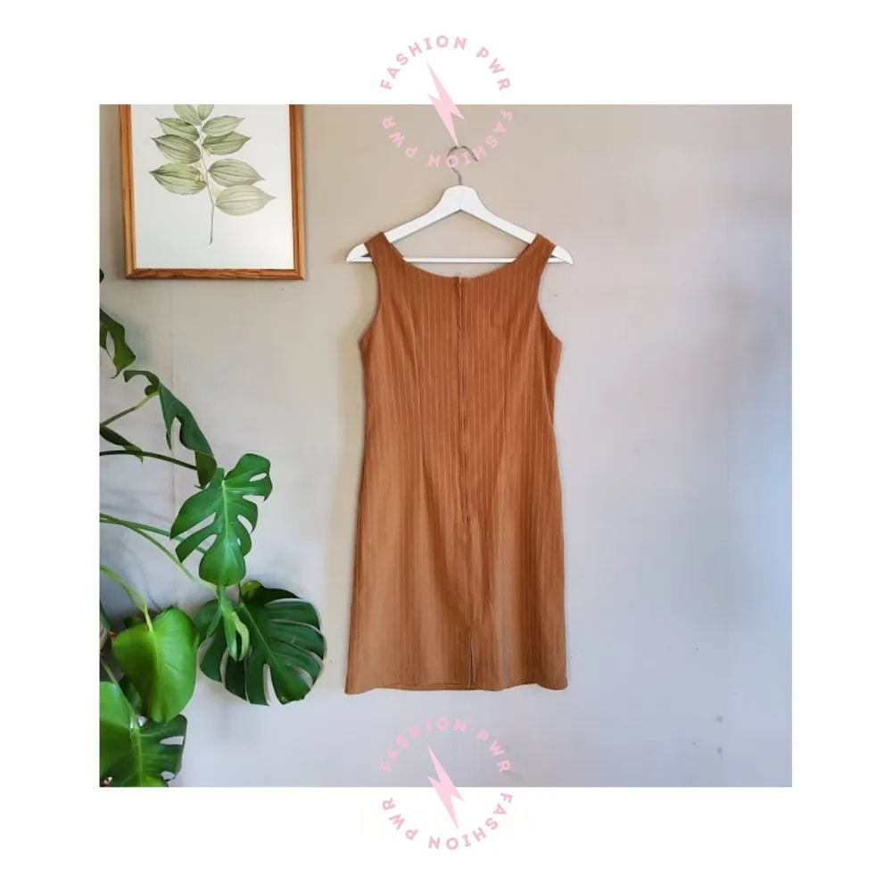 This vintage dress is a must have! Create a lovely romantic outfit for a sunny spring day!  Has a zipper on the back.  Size: 10UK. Feels like size 38. Material: 95% polyester, 5% spantex. Brand: Casali. Condition: Great! ♥ Has no stains, no damage, perfect condition.  ♡ This item was previously hand washed with non allergenic laundry soap and it is ready to be part of your closet.   All products are packed in s beautiful eco-friendly package. . Klänningar.