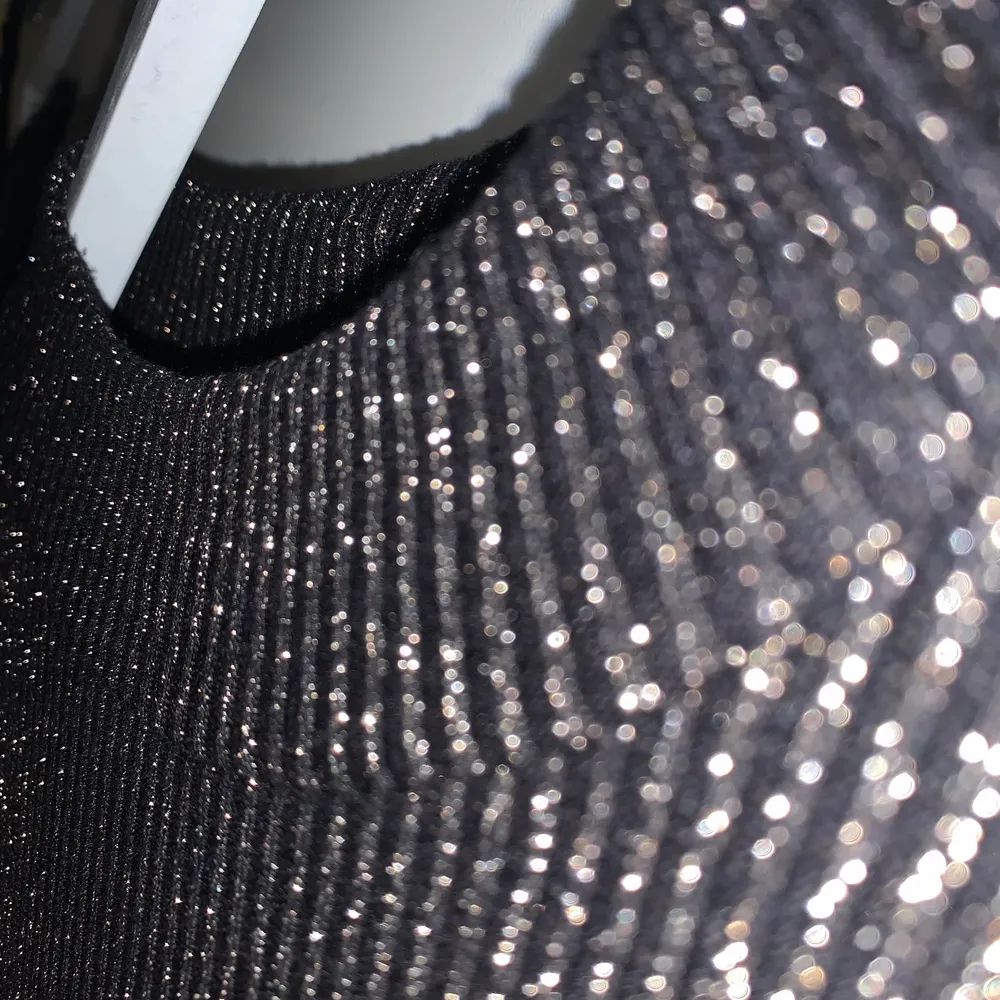Svart glitterklänning med glitter av guldfärg (strl S). Köpt från Kappahl och använt denna 2 gånger.. Klänningar.