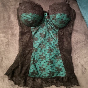 Vackert nytt nattlinne i spets, Lascana🍷 - Vackert nytt nattlinne i spets, Lascana🍷 •Storlek 90C •Märke: Lascana •Superfint och bra kvalité. Var aldrig använt. •Pris: 150 kr. Nypris runt 600 kr 🚫Djurfritt och rökfritt hem 📍Kan mötes upp i Mölnlycke 📬Kan skickas mot fraktkostnad (48 kr) OBS! Endast SERIÖSA köpare!!! Samtliga oseriösa/perversa s k köpare polisanmäls!