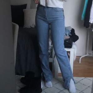 Ljusblåa jeans med slits från Boohoo i storlek 38! Har testat dem en gång men de var tyvärr för stora för mig... OBS! De är stora i storleken så jag rekommenderar att ha en storlek mindre än vanligt! (På bilden har jag en storlek mindre än vad jag brukar ha) Ni står för frakten om vi inte möts upp i Kungsbacka.