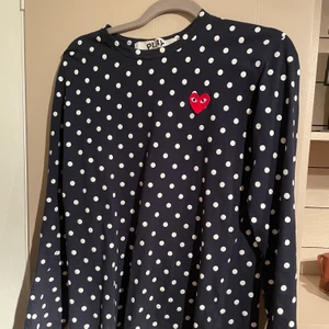 CDG - TRÖJA - En Comme des Garcons tröja, i storlek M. Använd fåtal gånger! Fint skick. Nypris 1400kr, säljer för 500kr