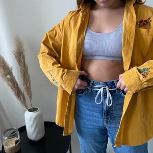Mustard gul tröja - Vintage mustard gul tröja med broderier detalj i Manchester material. Budgivning i kommentarerna vid stort intresse. Pris: 100kr