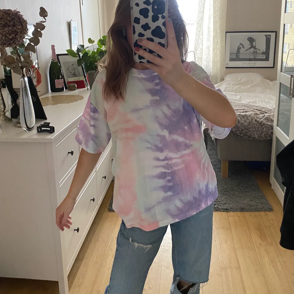 Säljer min snygga oversized tie dye T-shirt!! Supersnygg nu till våren och sommaren💕 möts upp i Stockholm eller fraktar😉. T-shirts.