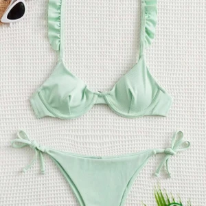 SHEIN bikini  - Helt oanvänd bikini från SHEIN. Bra kvalitet och väldigt fin färg. Säljer för jag råka beställa två st likadana😜. Köparen står för frakt✨💕