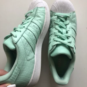 Adidas Superstar Mintgröna  - Bra skick! Somriga och ljusar upp vardagen;) Kostanden för frakt kan diskuteras:)