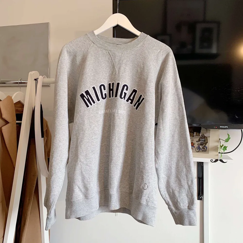 Vintage College sweatshirt, ljusgrå med svart text. Oversize. För frågor osv skriv priv!                             Kan skicka (köparen står för frakten) om det är många som vill köpa så kör vi bud! . Tröjor & Koftor.
