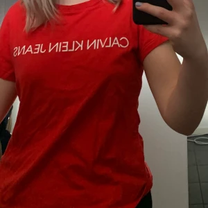 Röd t-shirt - En röd t-shirt från Calvin med en härlig färg