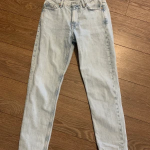 Ljusblåa byxor ifrån BIKBOK - Byxorna är i väldigt bra skick, använda få gånger. Byxan är i storlek 24, sitter som XS/S. Köparen står för fraken som är 30kr😊