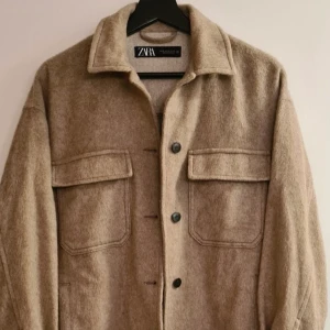 Skjortjacka Zara - En jättefin brun skjortjacka från Zara. Säljer då jag har liknande som gör att denhär inte kommer till den användning den förtjänar. budgivning i kommentarerna! (frakt på 66 kr tillkommer!)