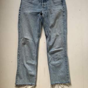 Superfina jeans från Zara. Raka, breda ben, hög midja och avklippta nertill. Sparsamt använda. 