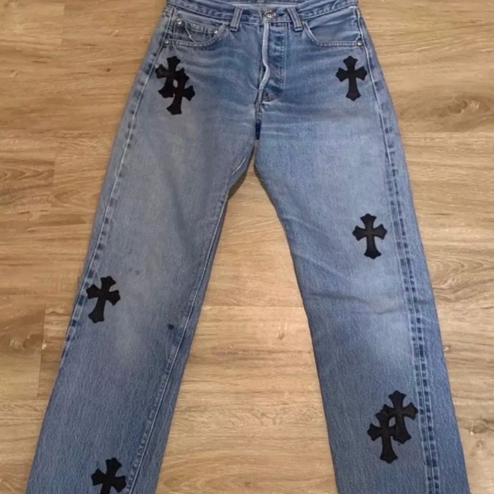 funderar på att sälja dessa ascoola jeans, säljer om jag får tillräckligt bra bud. Byxorna liknar chrome hearts byxor. Buda i komentarerna.. Jeans & Byxor.