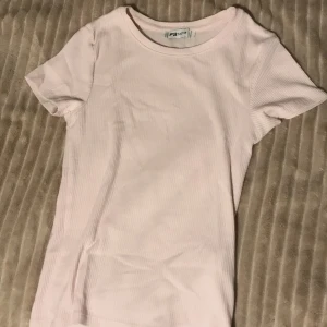 Babyrosa tshirt - Babyrosa tshirt storlek xs från new yorker jätte bra sick❤️