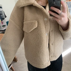 Mysig teddyjacka - perfekt till våren☀️ - Vårjacka i teddymaterial! Knappt använd från Gina tricot💘 storlek M men passar S. Pris går att disskutera! Kund står för frakt, kan mötas upp i Göteborg.