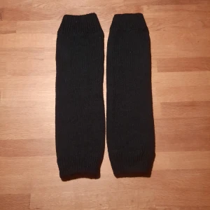 Benvärmare  - Benvärmare. En söm som håller kanten invikt har gått upp. Den är enkel att sy eller bara att vika upp. Inte störande.