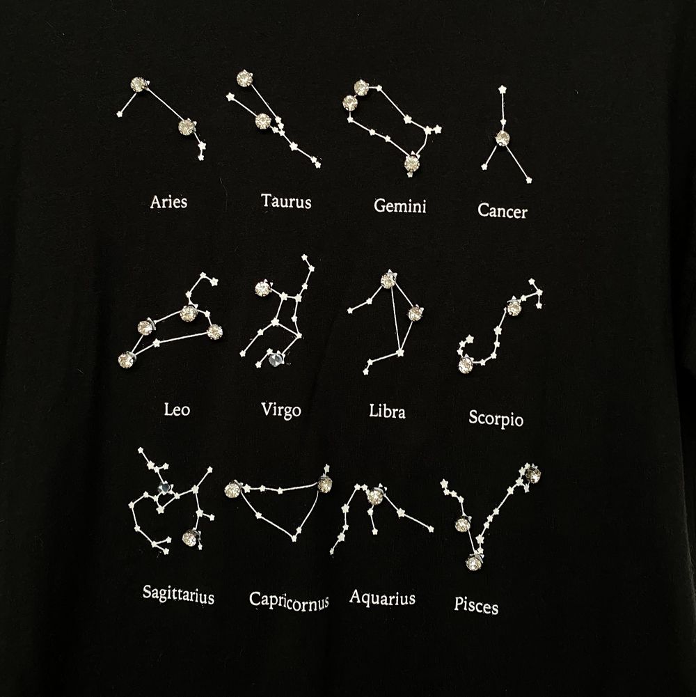 En jätteball t-shirt med stjärntecken på framsidan!! Endast använd några gånger, annars helt orörd. Storlek XS/S och köparen står för frakten❤️ skriv för fler bilder. T-shirts.
